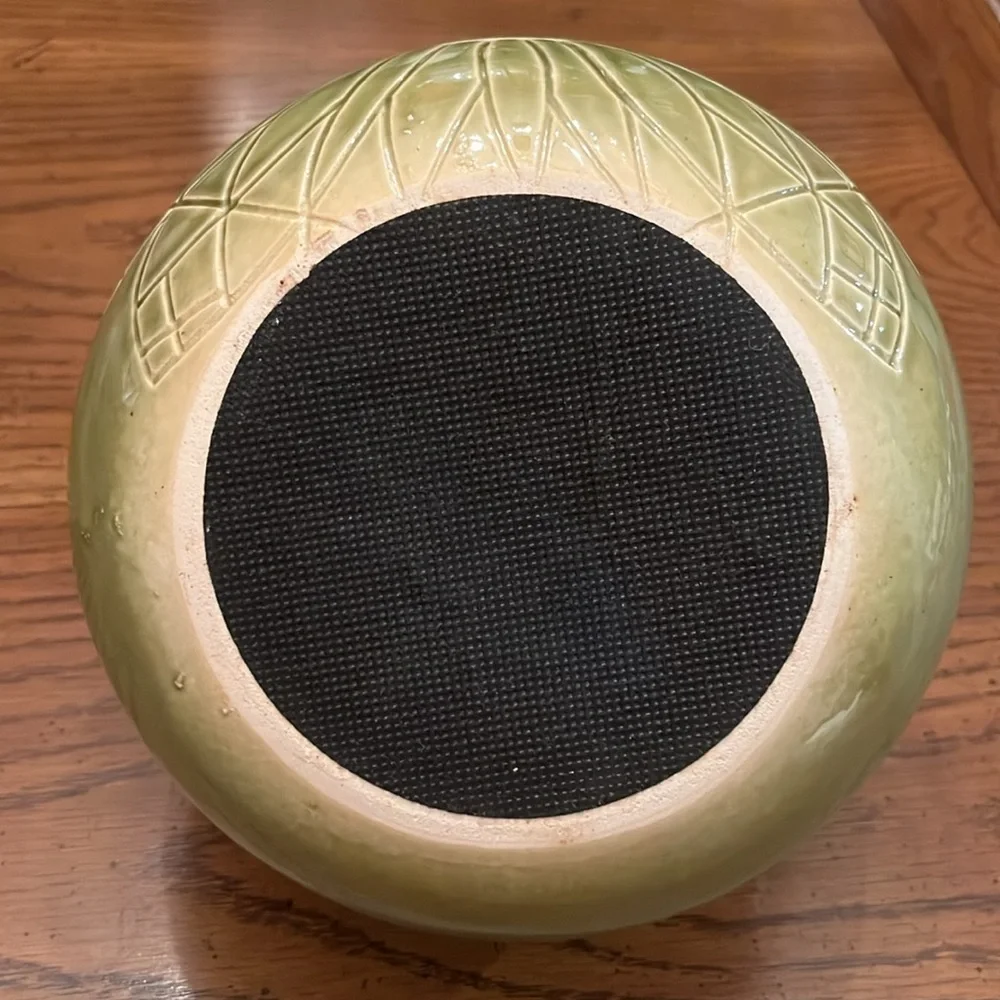Round green vase‎